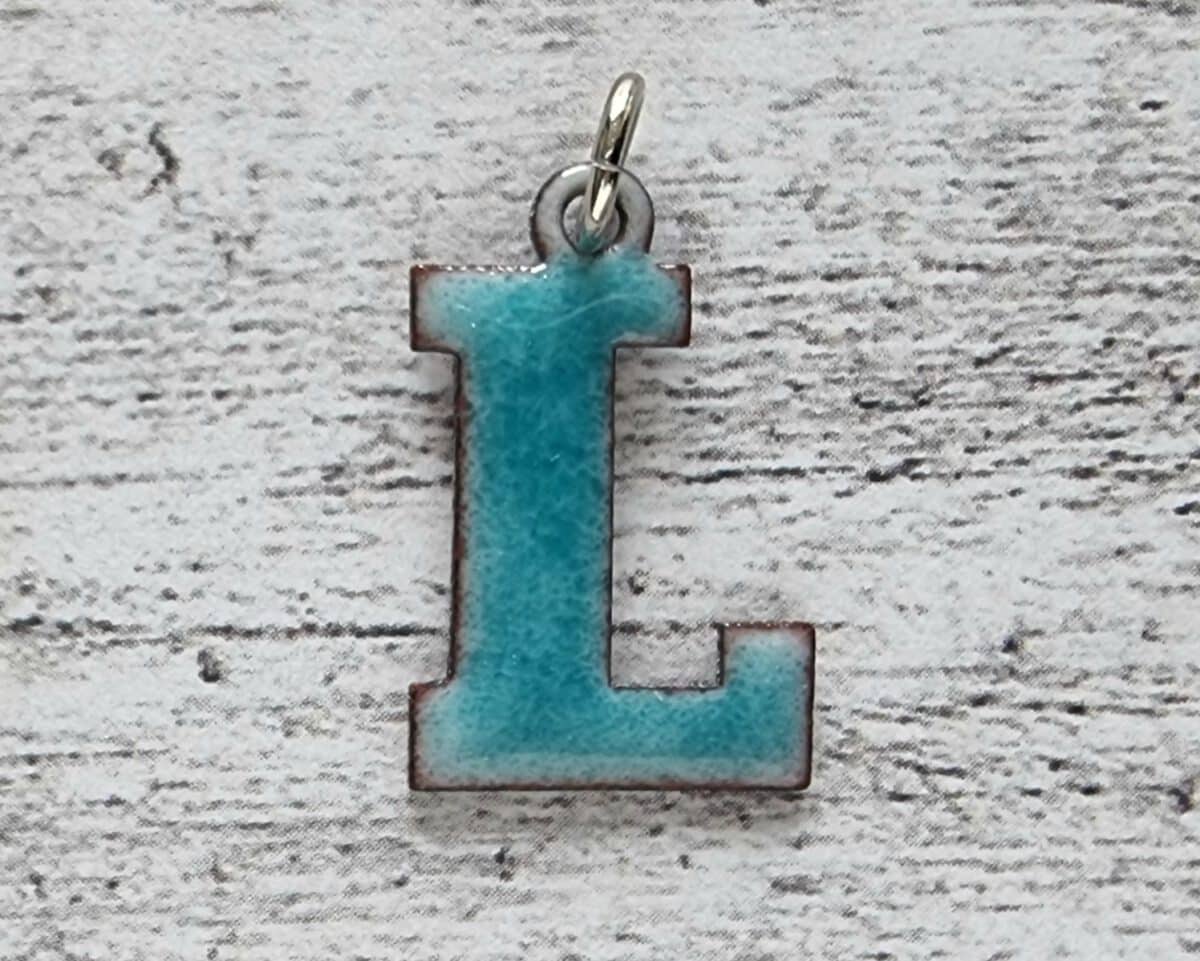 Emaille Vintage Anhänger L Buchstabe 1970er türkis Geschenk Retro Name Hippie – Bild 1