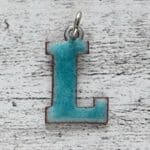 Emaille Vintage Anhänger L Buchstabe 1970er türkis Geschenk Retro Name Hippie