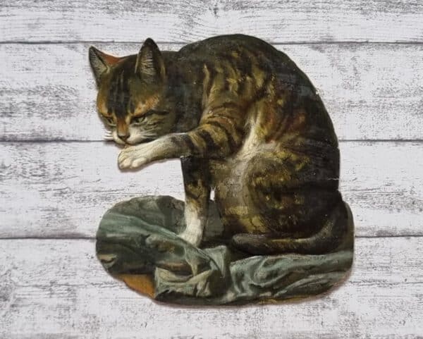 um 1900 Katze grau sitzend groß Glanzbild Oblate Prägedruck Ephemera Vintage alt