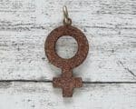 Venus Emaille Anhänger 1970er Jahre flieder Mode Vintage Planet Weiblichkeit – Bild 3