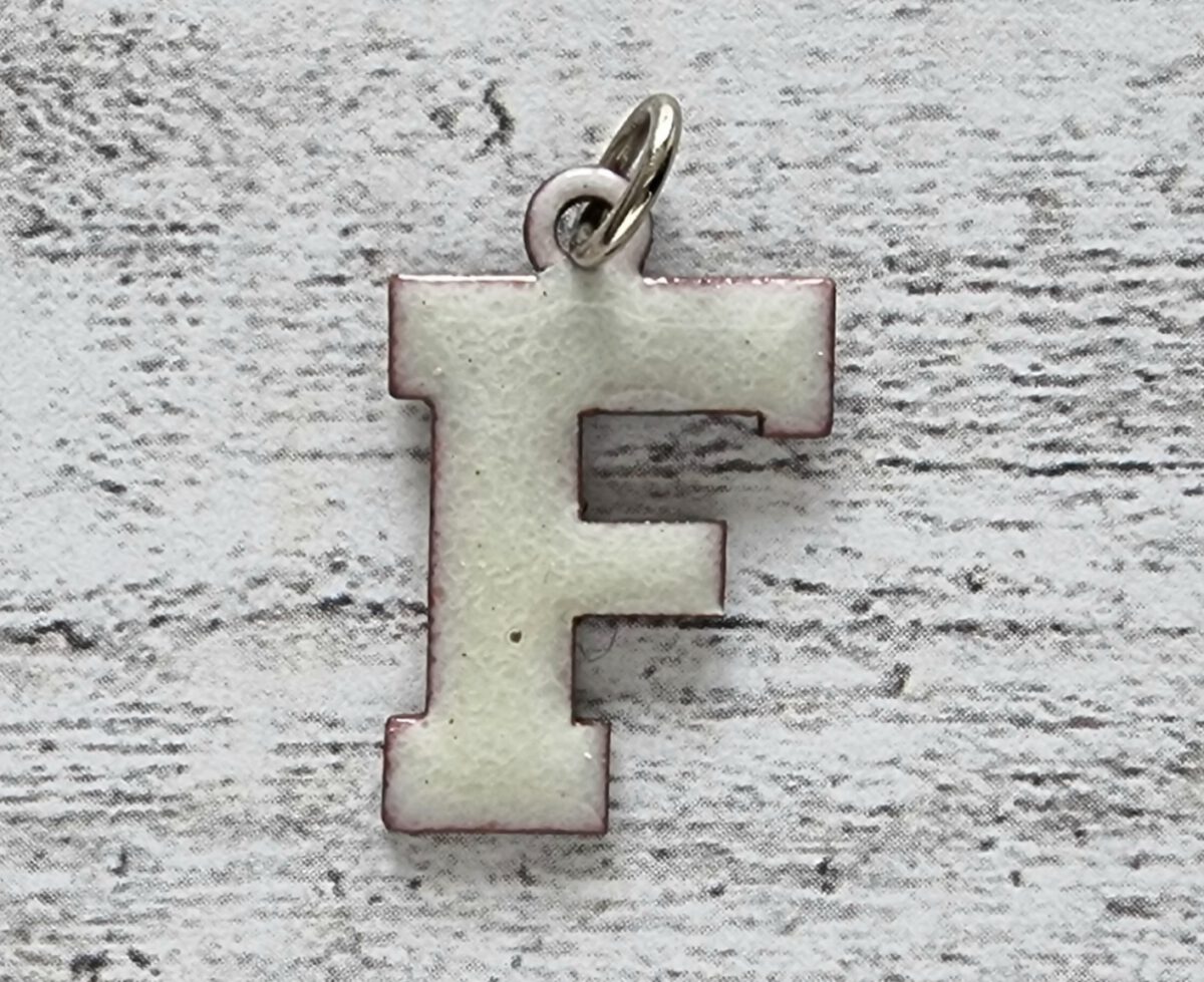 1970er Emaille Vintage Buchstabe Anhänger F weiß Geschenk Retro Name alt Hippie – Bild 2