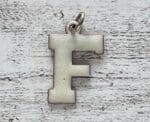 1970er Emaille Vintage Buchstabe Anhänger F weiß Geschenk Retro Name alt Hippie – Bild 2