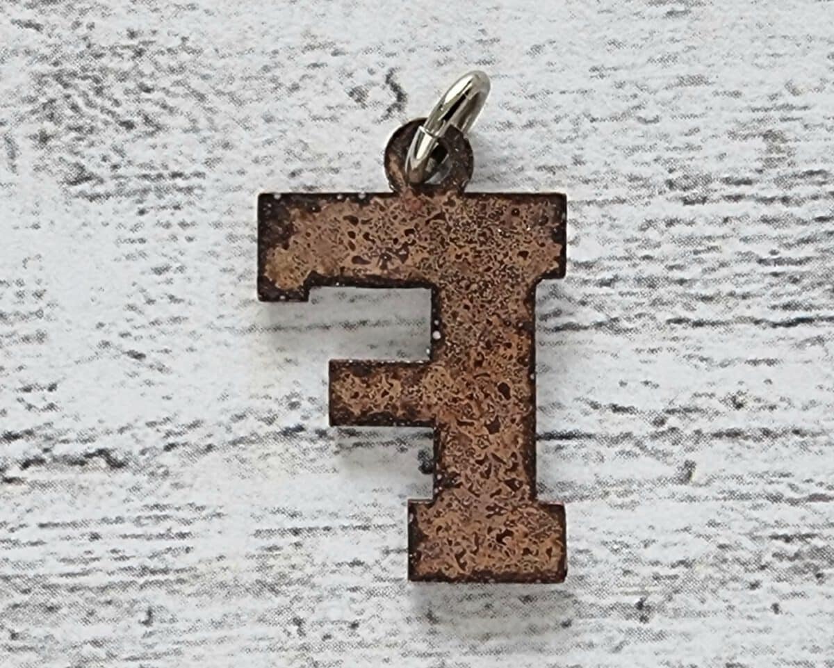 1970er Emaille Vintage Buchstabe Anhänger F weiß Geschenk Retro Name alt Hippie – Bild 3