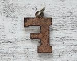 1970er Emaille Vintage Buchstabe Anhänger F weiß Geschenk Retro Name alt Hippie – Bild 3