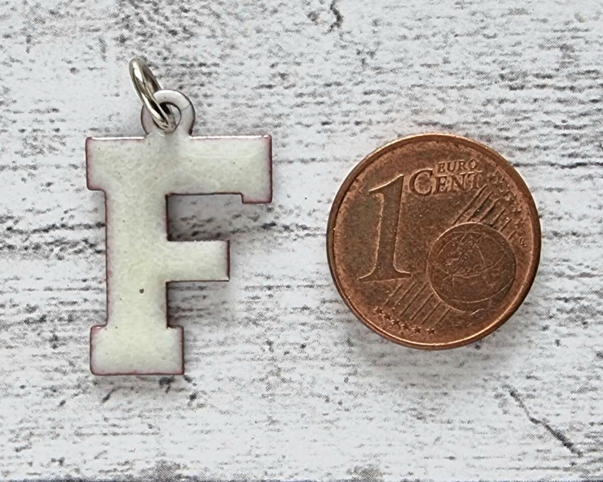 1970er Emaille Vintage Buchstabe Anhänger F weiß Geschenk Retro Name alt Hippie – Bild 1