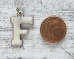 1970er Emaille Vintage Buchstabe Anhänger F weiß Geschenk Retro Name alt Hippie