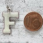 1970er Emaille Vintage Buchstabe Anhänger F weiß Geschenk Retro Name alt Hippie
