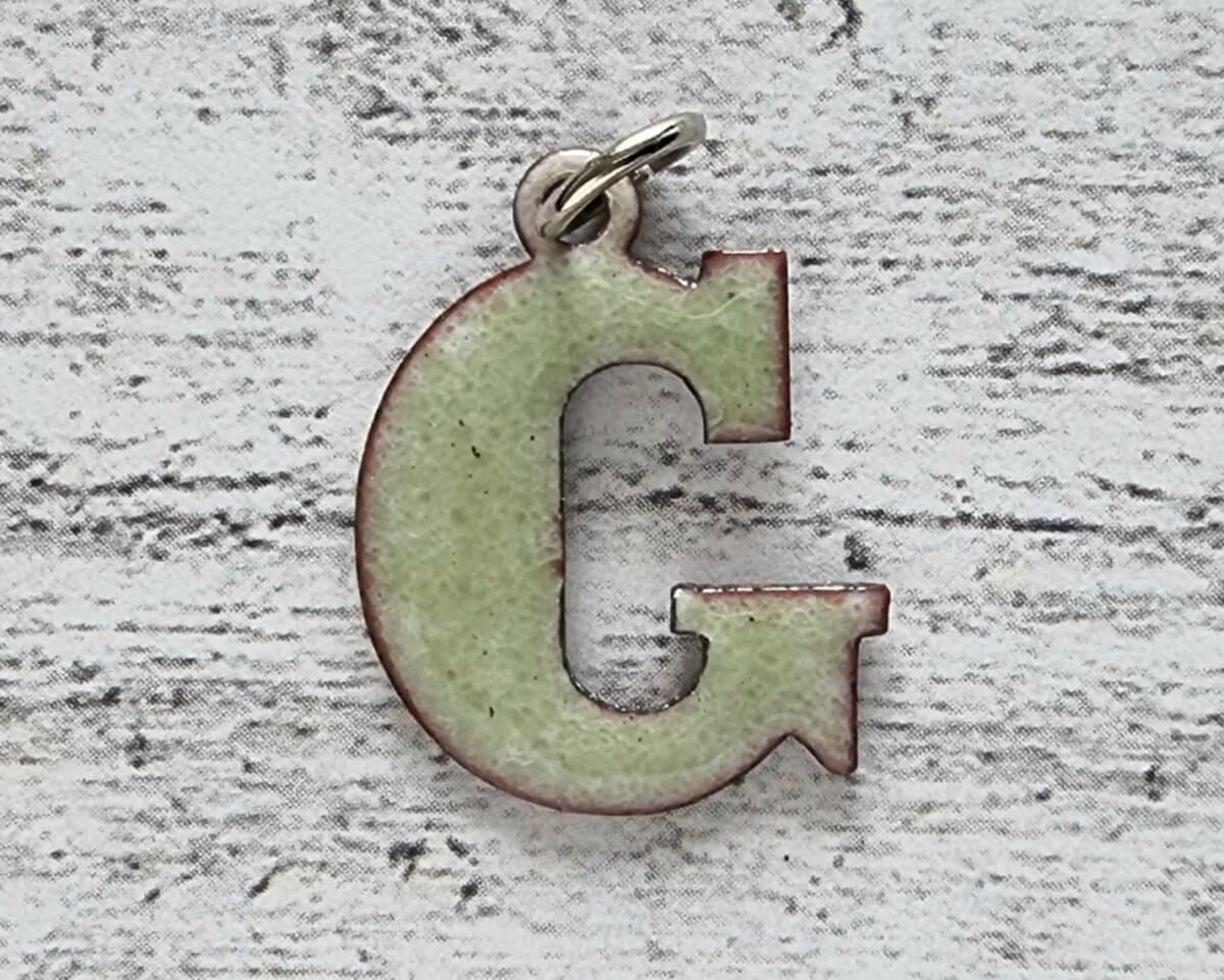 1970er Vintage Buchstabe Anhänger G grün Emaille Geschenk Mode Retro Name Taufe – Bild 1