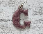 1970er Emaille Vintage Buchstabe Anhänger G lila Geschenk Mode Retro Name Hippie
