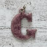 1970er Emaille Vintage Buchstabe Anhänger G lila Geschenk Mode Retro Name Hippie