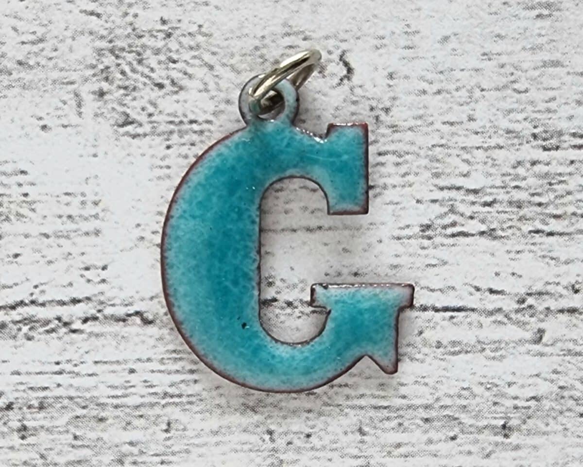 1970er Emaille Vintage Buchstabe Anhänger G türkis Geschenk Retro Name Hippie – Bild 1