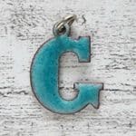 1970er Emaille Vintage Buchstabe Anhänger G türkis Geschenk Retro Name Hippie