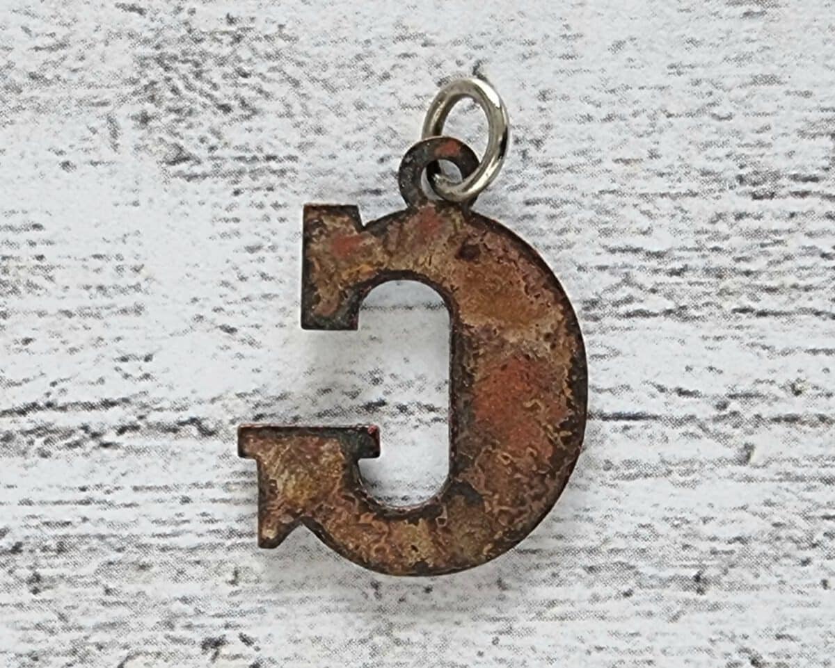 1970er Emaille Vintage Buchstabe Anhänger G türkis Geschenk Retro Name Hippie – Bild 2