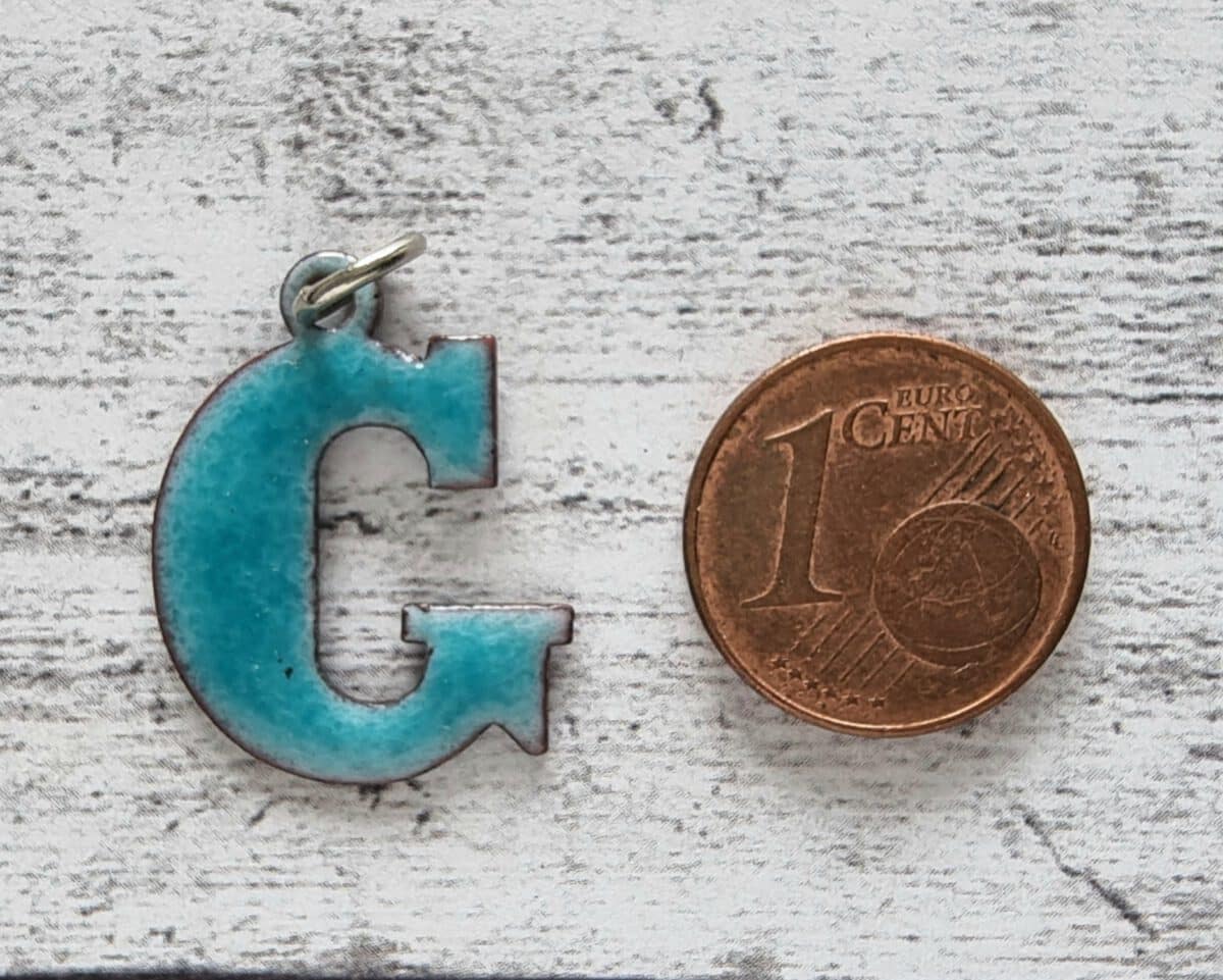 1970er Emaille Vintage Buchstabe Anhänger G türkis Geschenk Retro Name Hippie – Bild 3