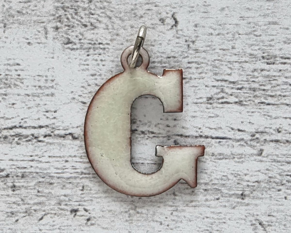 1970er Emaille Vintage Buchstabe Anhänger G weiß Geschenk Retro Name Hippie – Bild 1