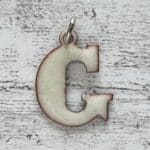 1970er Emaille Vintage Buchstabe Anhänger G weiß Geschenk Retro Name Hippie