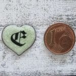 Vintage Emaille Herz Buchstabe E grün 1970er Geschenk alt Name Freund süß Retro